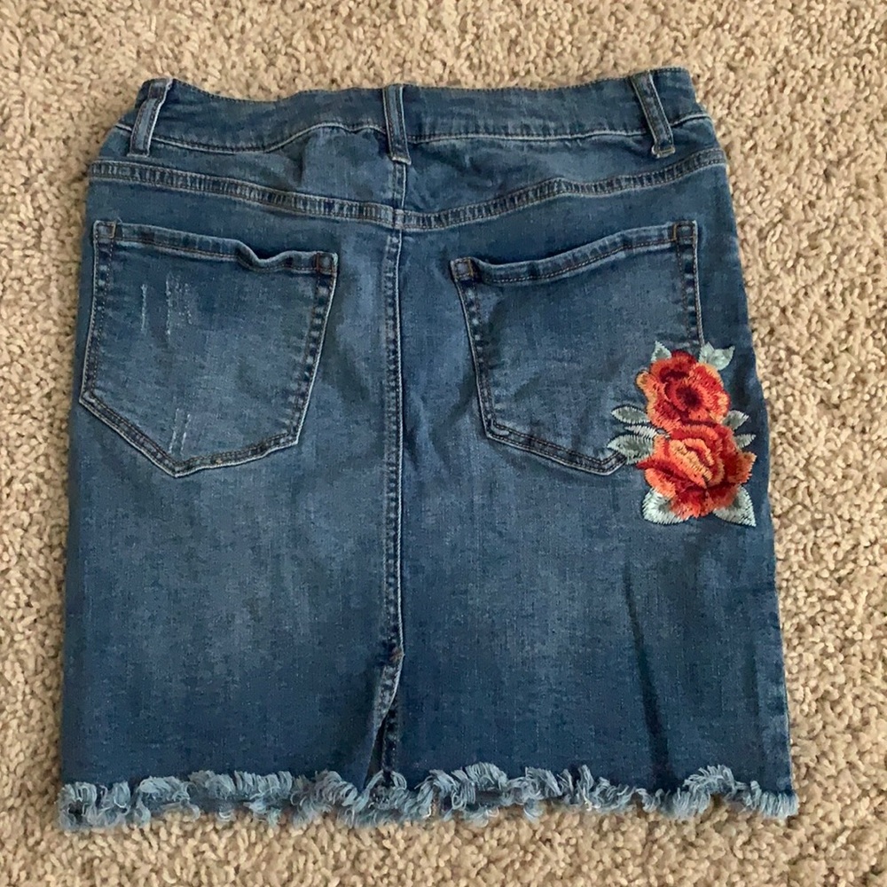Wild pearl Jean skirt size 27 flower embroidery